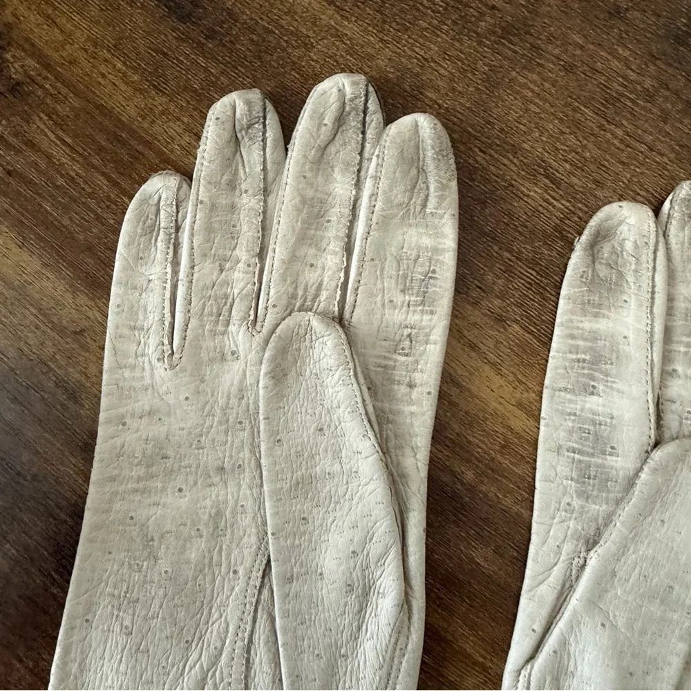 Vintage Women’s Cream Leather Gloves – 7.5” Wrist Length, Size 6.5
